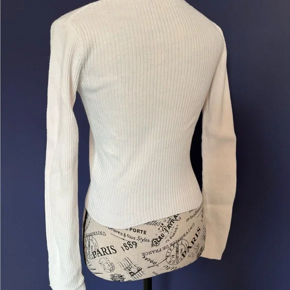 White Ribbed V-Neck Sweater - Picture 2 of 2